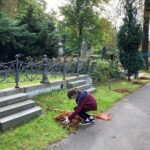 Porządkowanie cmentarza Ewangelicko-Augsburskiego przez wolontariuszy z SP322