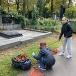 Porządkowanie cmentarza Ewangelicko-Augsburskiego przez wolontariuszy z SP322