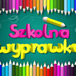 Na zielonym tle jest napis różowo-żółty ,,Wyprawka szkolna". Na górze i na dole znajdują się różnokolorowe kredki ołówkowe.
